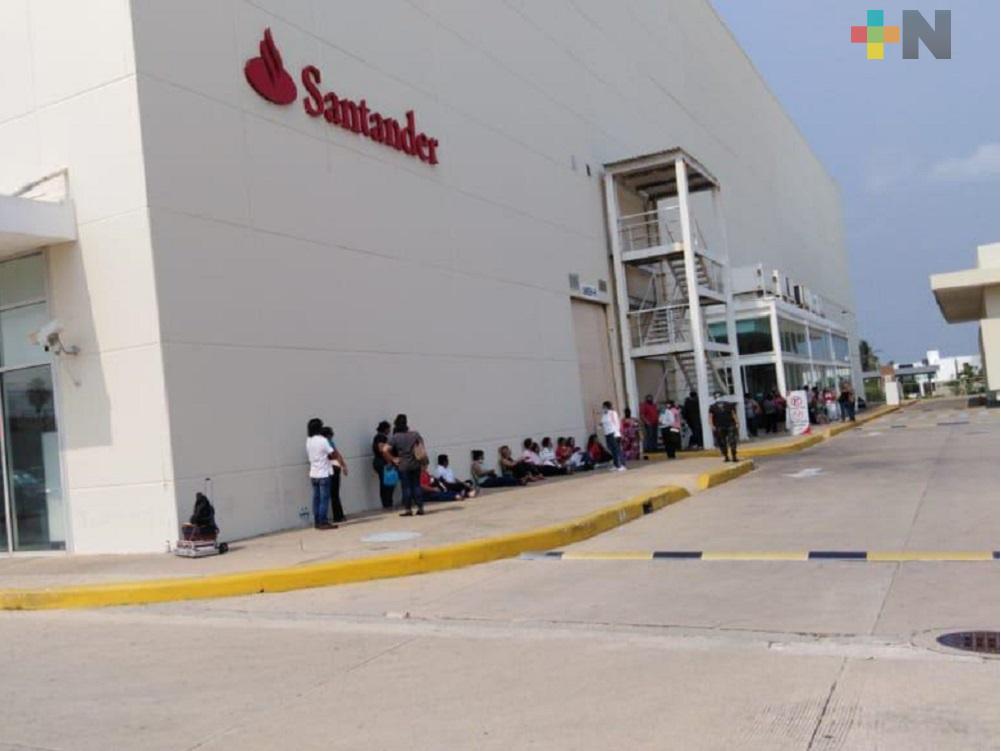 Beneficiados con Tandas para el Bienestar, acuden a bancos a recibir crédito