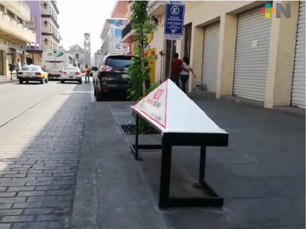 Bloquean bancas en centro de Córdoba, para evitar su uso