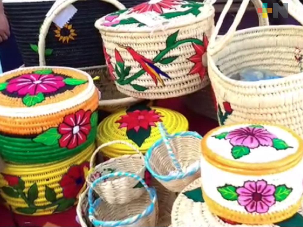 Cereso de Huayacocotla apoya a internos con la promoción y venta de sus artesanías