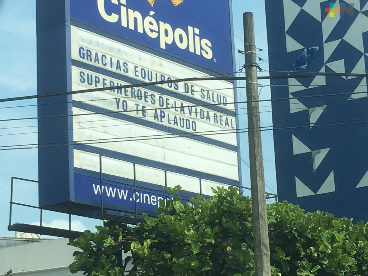 Marquesinas de cines en centros comerciales homenajean a personal del sector salud