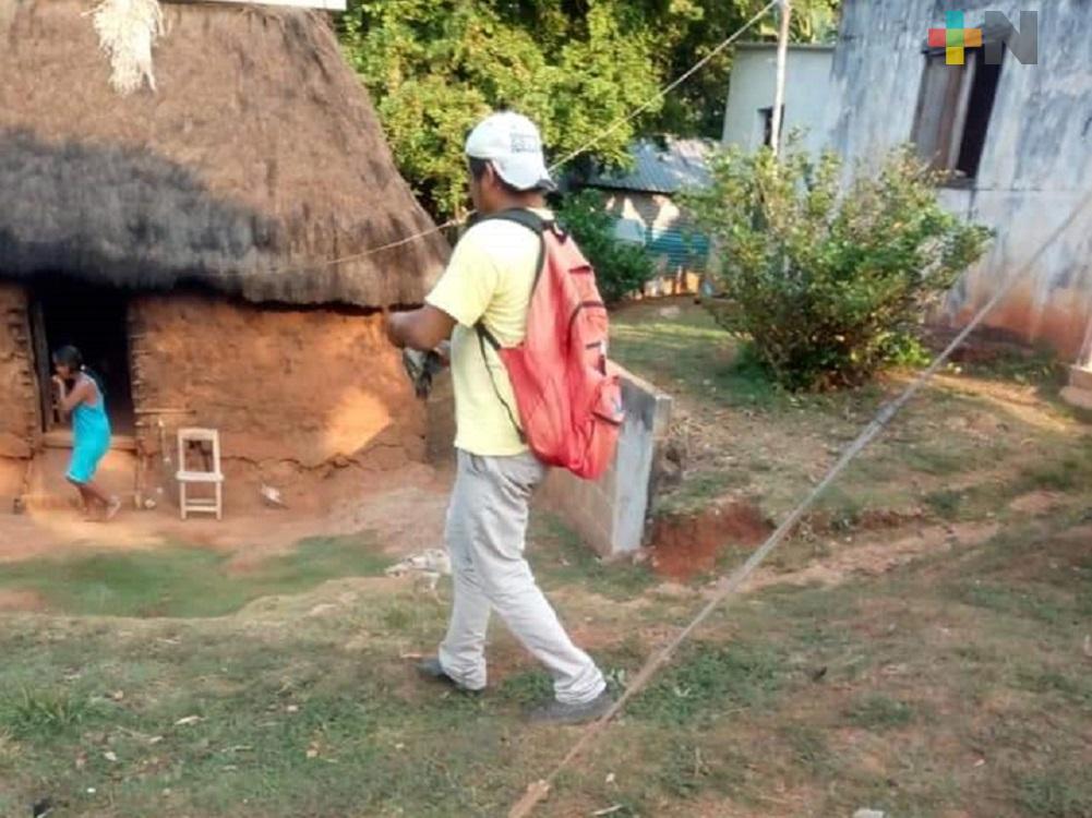 Comerciante de mariscos regala mojarras a familias de escasos recursos de Pajapan
