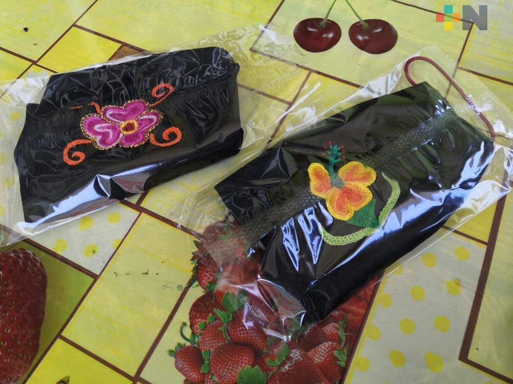 Confeccionan cubrebocas con bordados istmeños en Coatzacoalcos Confeccionan cubrebocas con bordados istmeños en Coatzacoalcos
