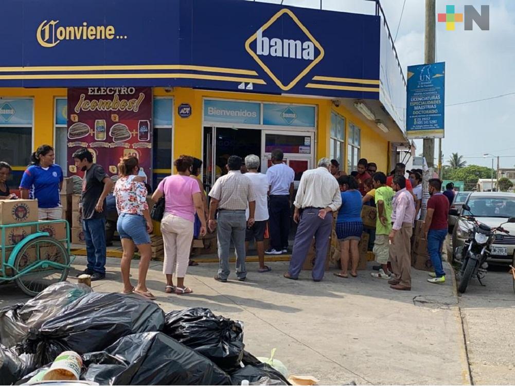 Sin medidas de prevención, decenas de personas hacen fila para comprar cerveza en Coatzacoalcos
