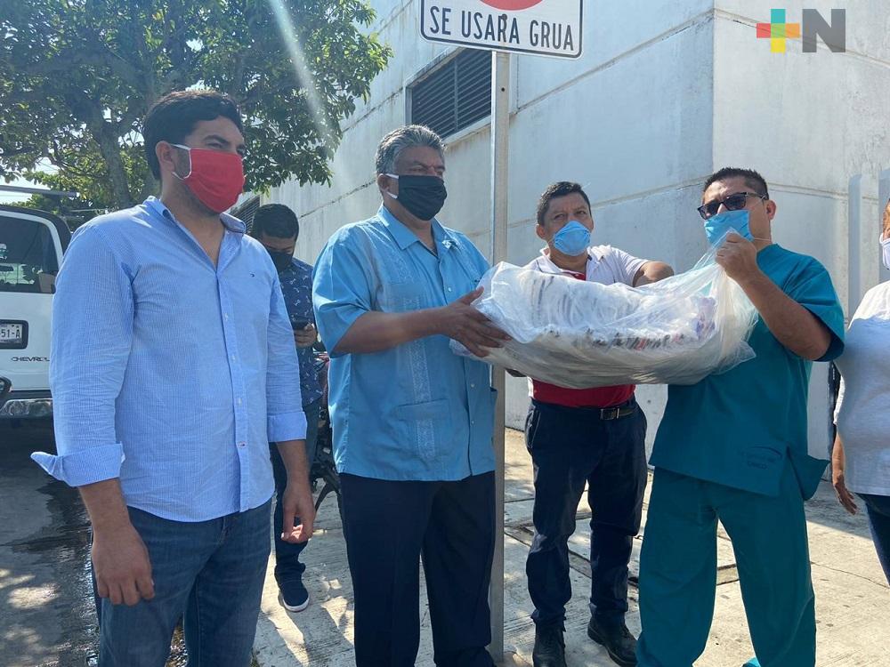 Diputado entrega 600 caretas en clínicas y hospitales de Coatzacoalcos y Minatitlán