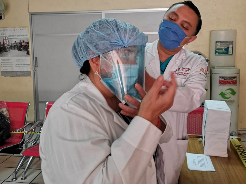 Diseñan y entregan careta de protección facial completa para personal de salud