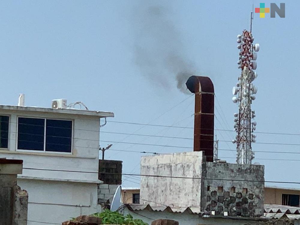 En Coatzacoalcos, colonos se quejan de humo que expulsa crematorio; piden se reubique