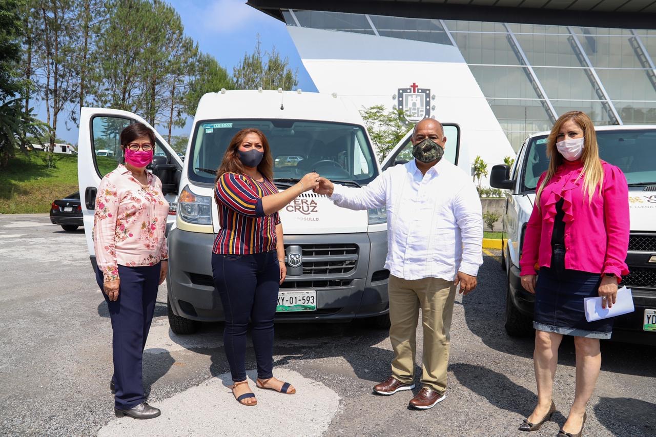 Entrega Gobierno de Veracruz vehículos adaptados a municipios del Papaloapan
