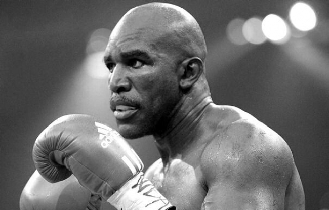 Evander Holyfield regresa al box 8 años después de colgar los guantes