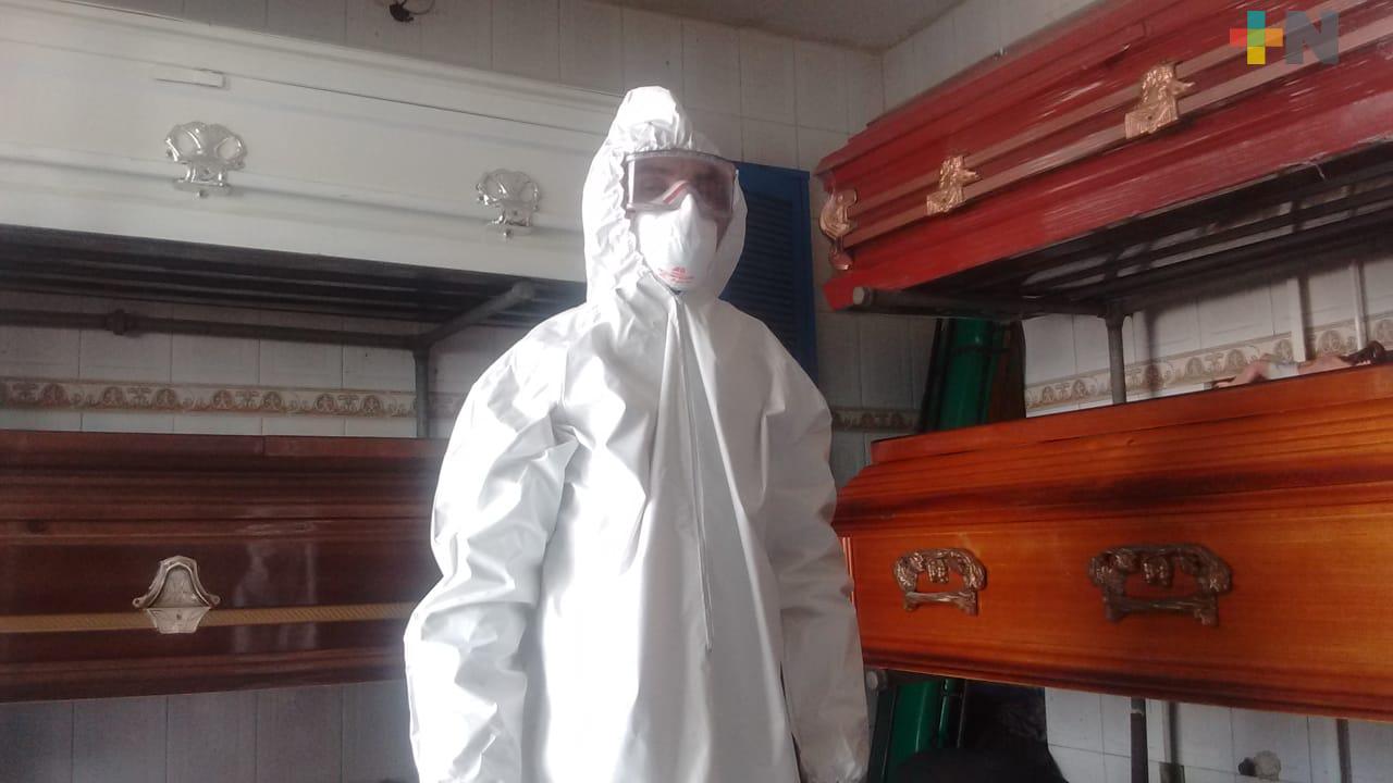 Con overoles y tres pares de guantes, se preparan en funeraria para atender a fallecidos por COVID-19
