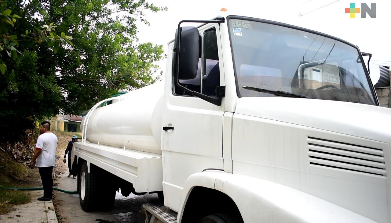 Con pipas lleva CAEV agua a colonias de Tantoyuca