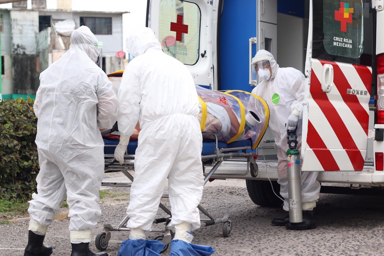 Traslada Cruz Roja a paciente sospechoso de COVID-19, en el puerto de Veracruz