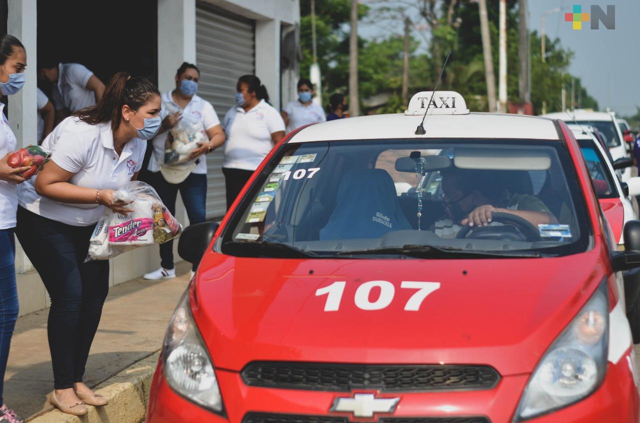 Taxistas y músicos reciben despensas en Tres Valles