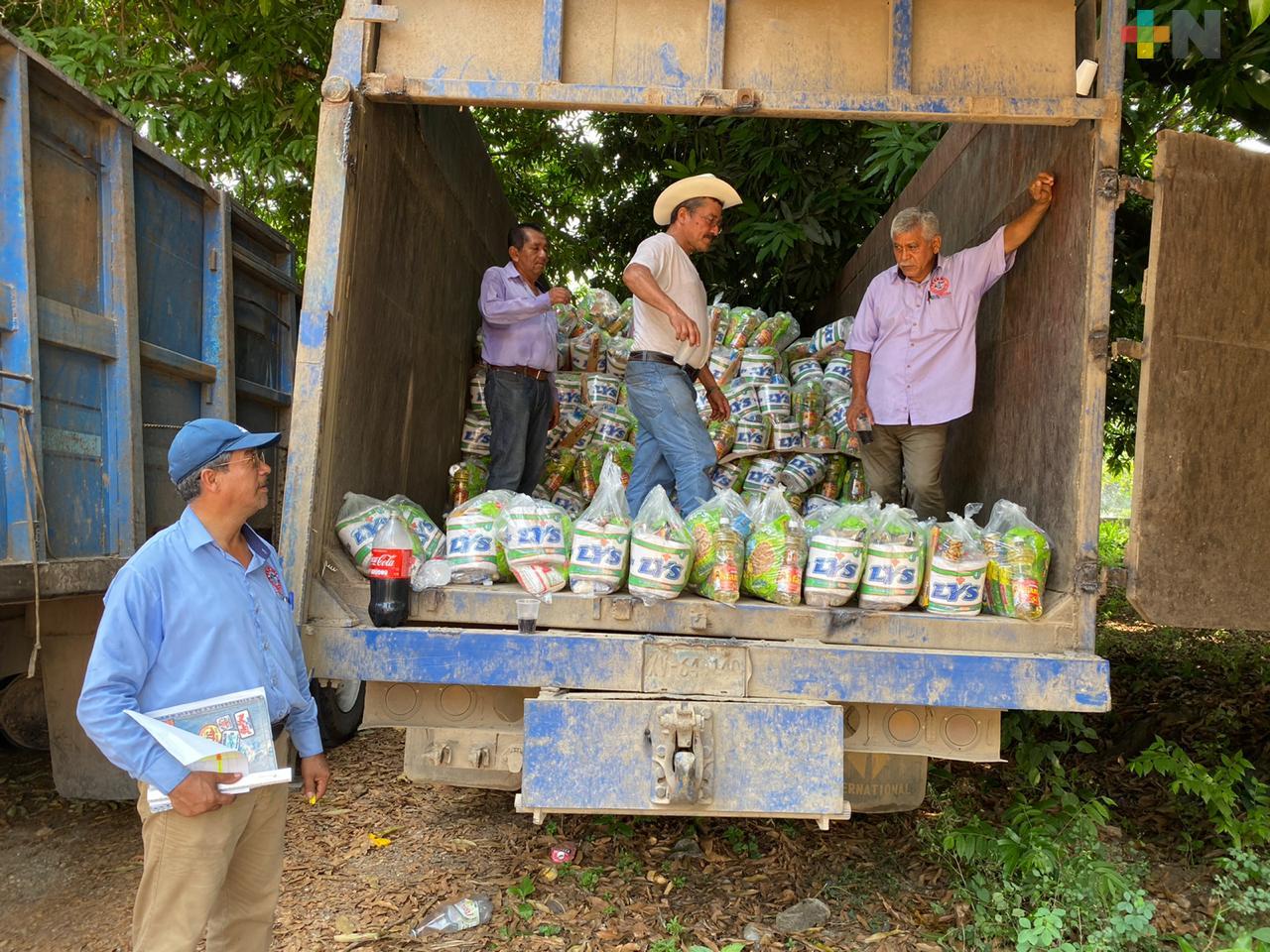 Entregan despensas a cortadores de caña en Tres Valles