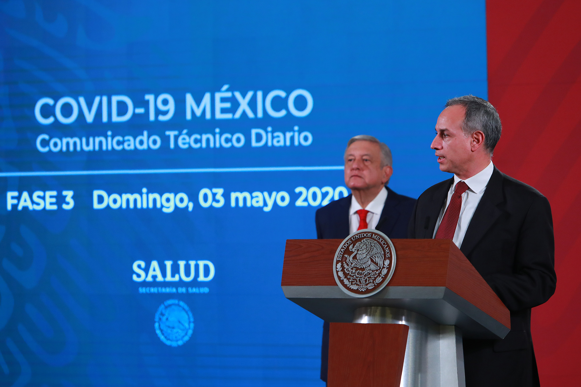 “No estás solo”, dice AMLO a López-Gatell