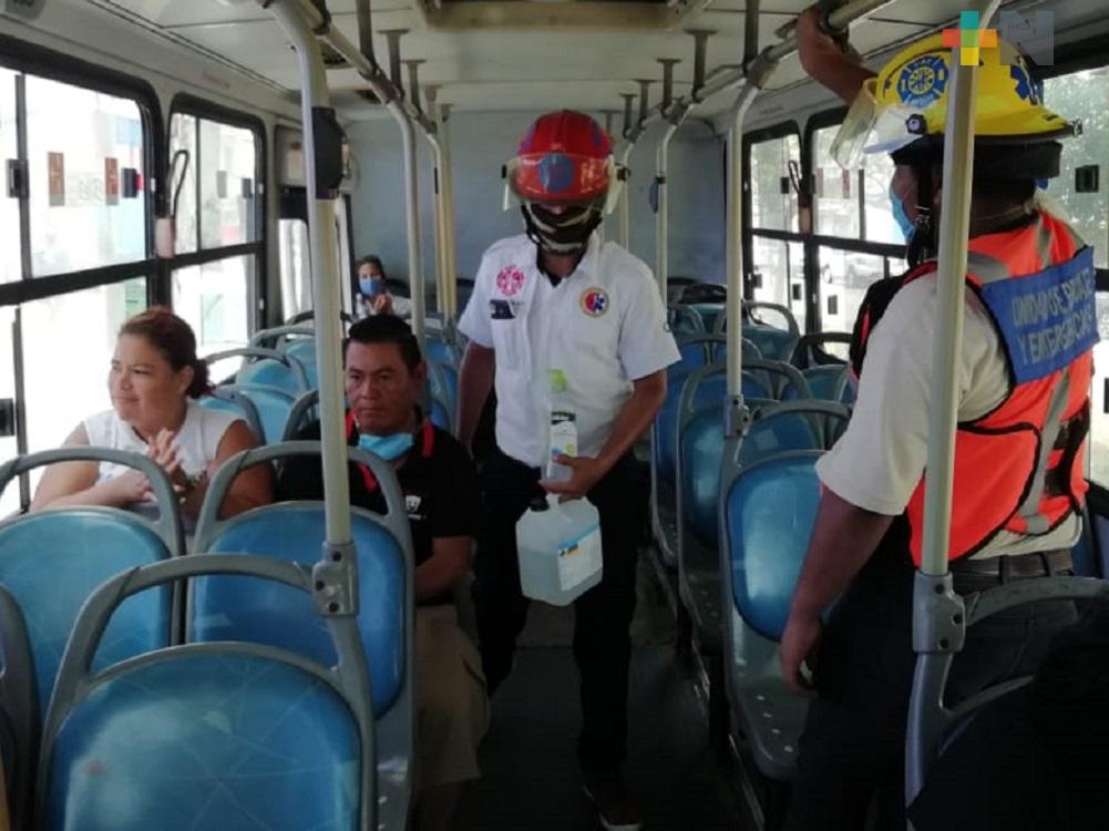 Integrantes de Rescate y Emergencias de Coatzacoalcos, sanitizan unidades de transporte público