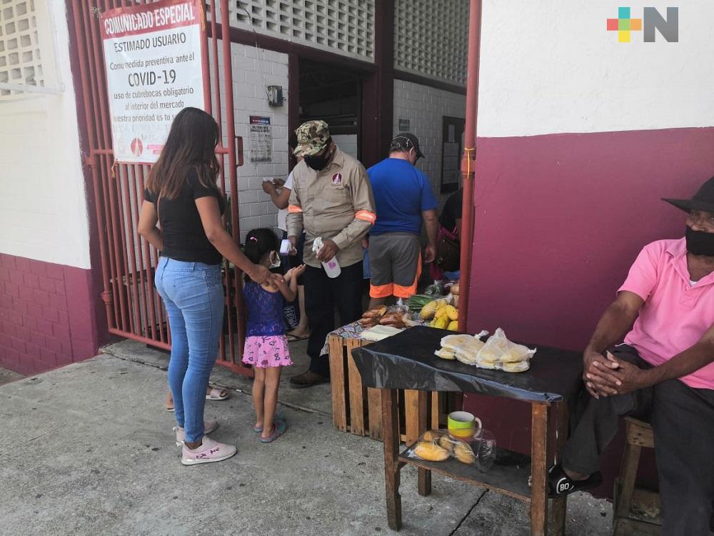 Se mantienen filtros sanitarios en mercados de Coatza; personas se resisten a los cubrebocas