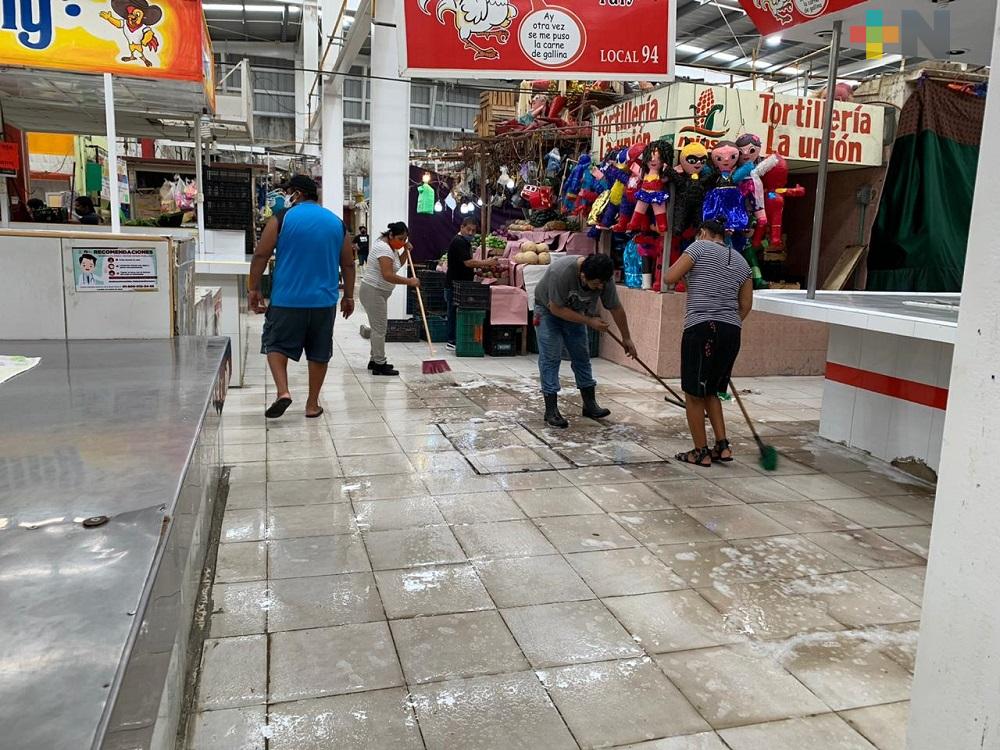 Locatarios de mercado de Coatzcaoalcos, limpian comercios para evitar coronavirus