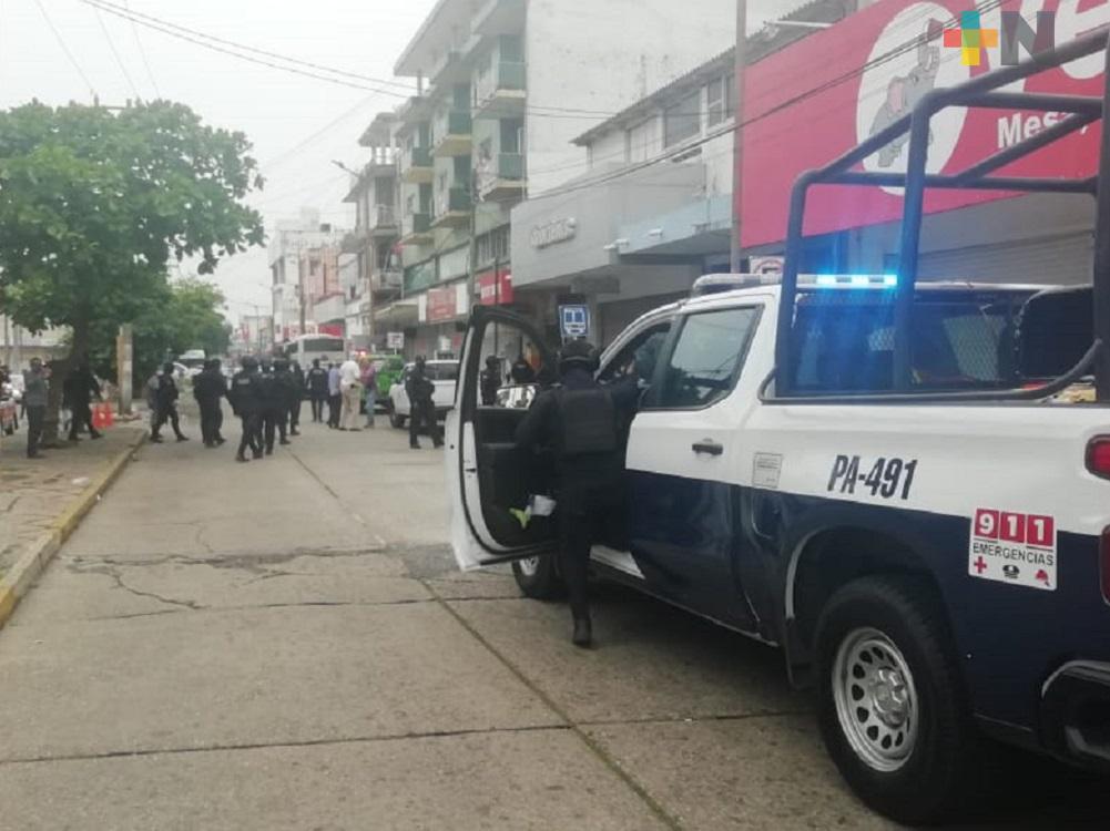 Mediante operativo, policía retira a población del centro de Coatzacoalcos