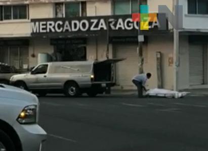 Por accidente, funeraria tira cadáver; le exigen sanitizar lugar donde se cayó