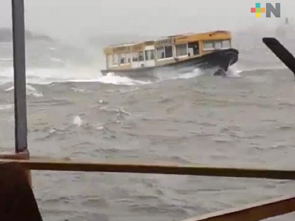 Por fuertes vientos, lancha estuvo a punto de voltearse en el río Coatzacoalcos; transportaba 11 personas