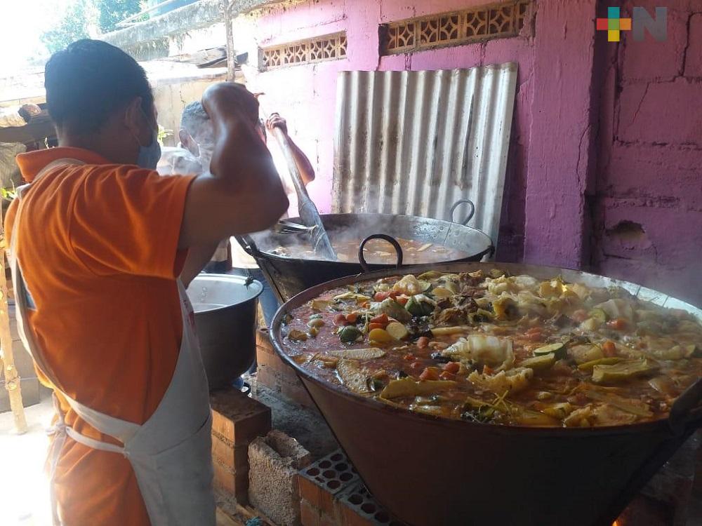 Realizan mega caldo de res para ayudar a población vulnerable de Cosoleacaque