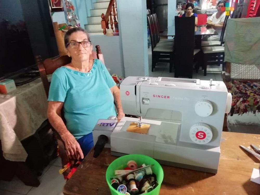 Singer México dona máquina de coser a coatzacoalqueña que ha donado cubrebocas
