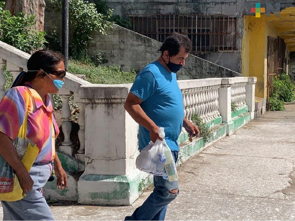 Taxistas de Coatzacoalcos ayudan a cargar bolsas de clientes para asegurar corrida