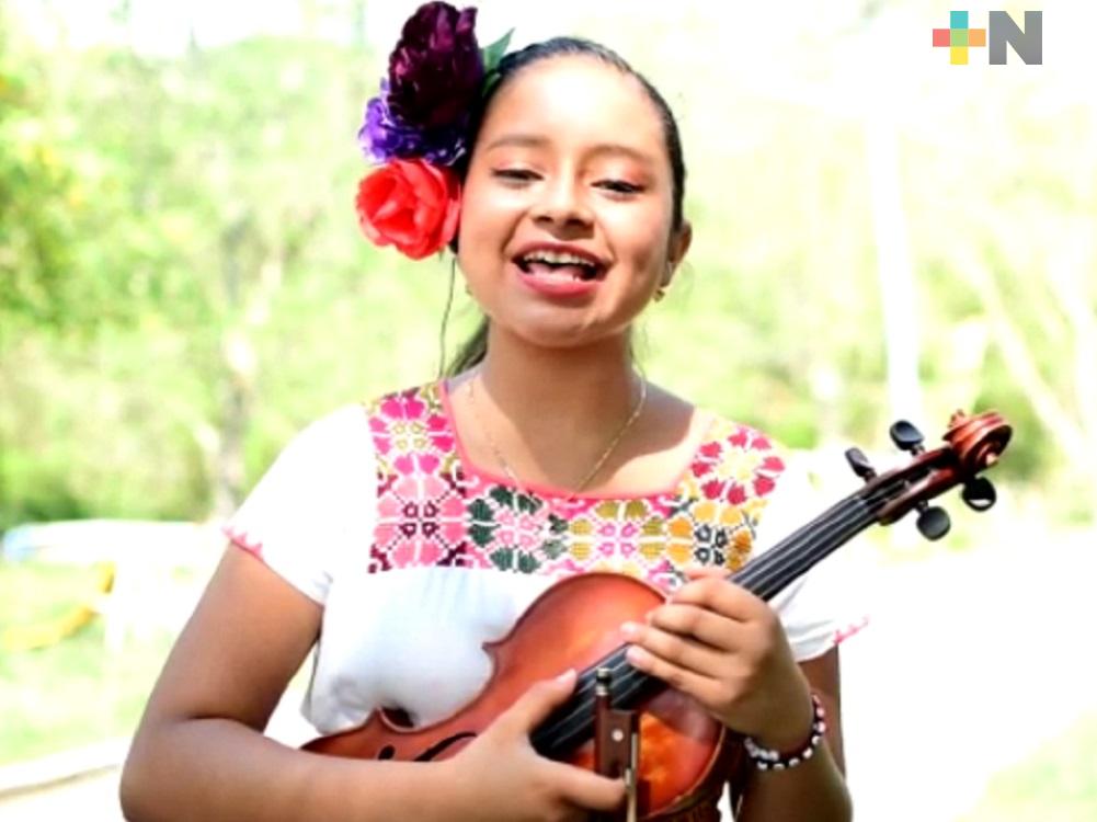 Trío musical interpreta sones a la distancia para madres de Tantoyuca