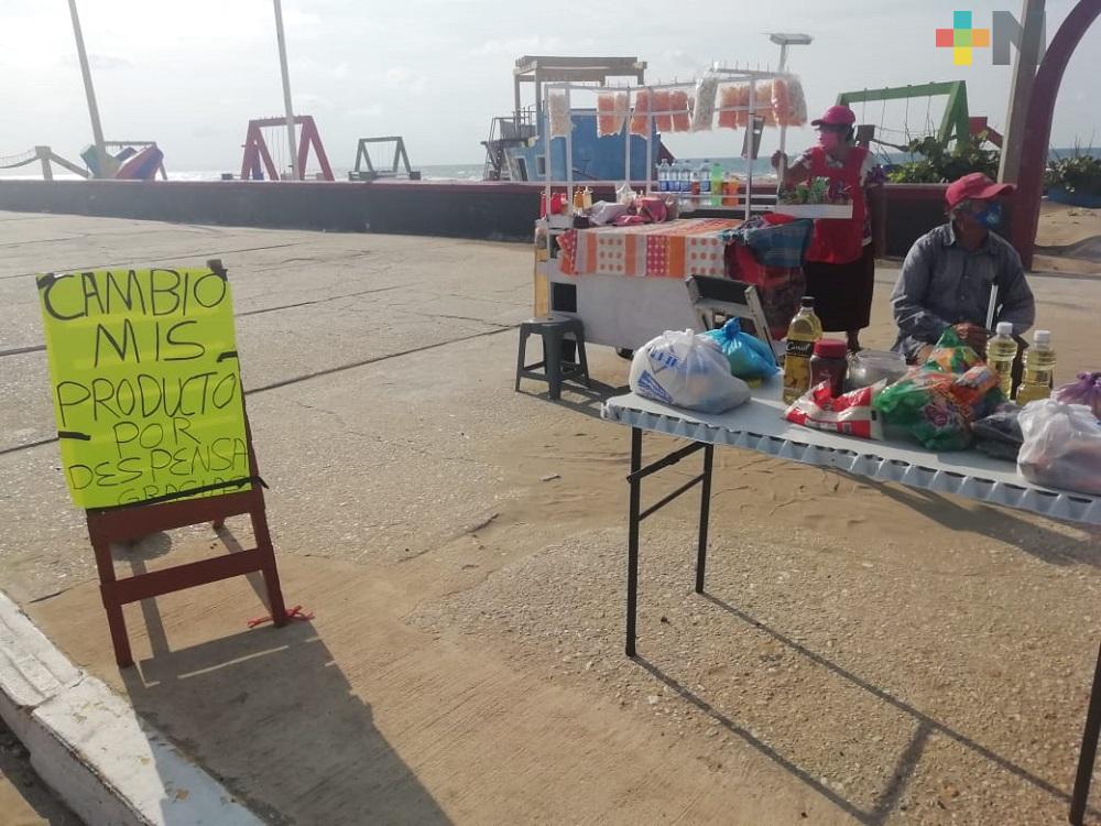 Vendedores en malecón de Coatzacoalcos, cambian sus productos por despensa