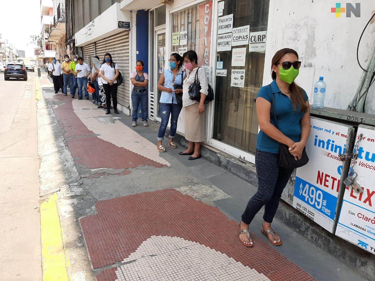 Servicio limitado en bancos genera largas filas en Centro Histórico de Veracruz
