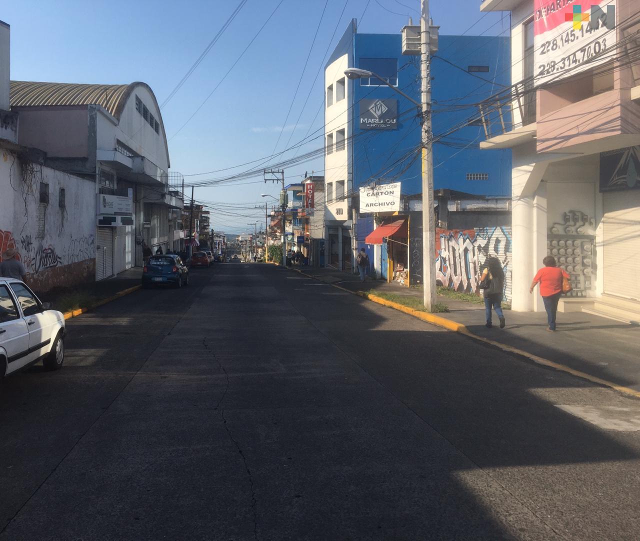 Mientras cierran tránsito vehicular al centro, personas caminan sin portar cubrebocas, en Xalapa