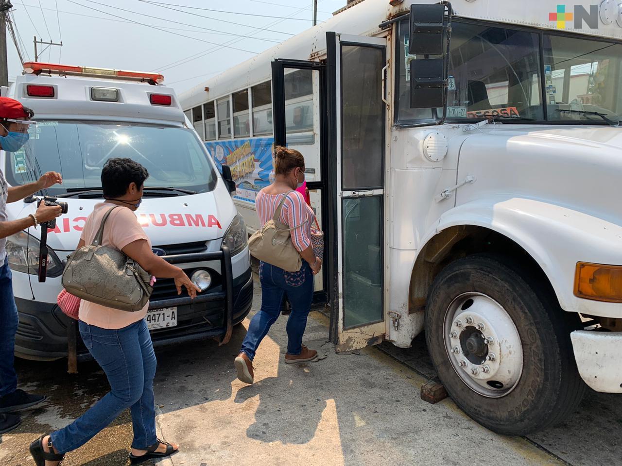 Agrupación Todos Unidos por Coatza, apoya a personal médico con ambulancia y transporte gratuito