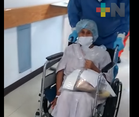 Dan de alta a personas de 80 años de edad después de superar el coronavirus, en ISSSTE de Veracruz