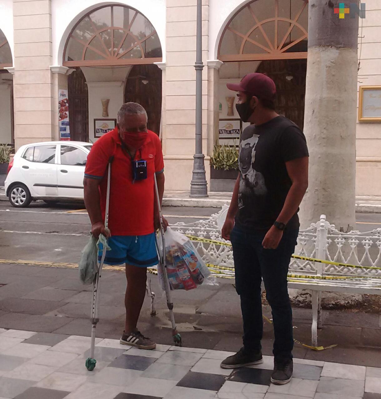 Ciudadanos entregan despensas a personas de la tercera edad en situación vulnerable, en Veracruz