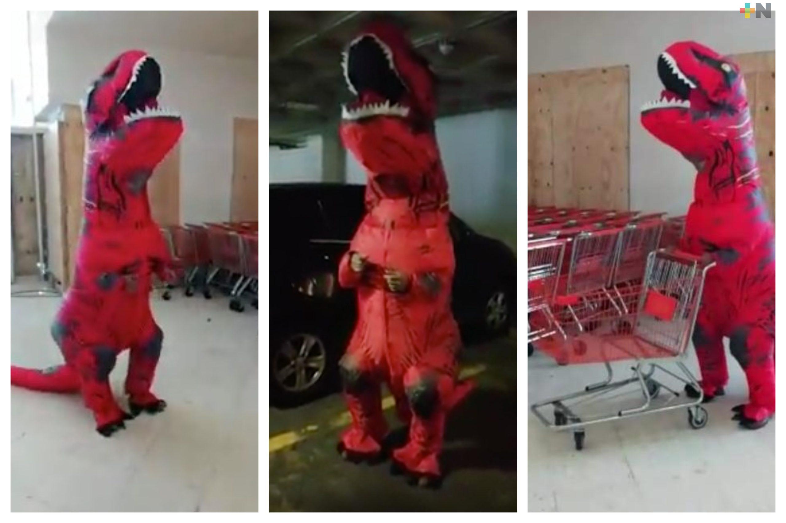 En Coatzacoalcos, una persona quiso hacer el súper con disfraz de dinosaurio