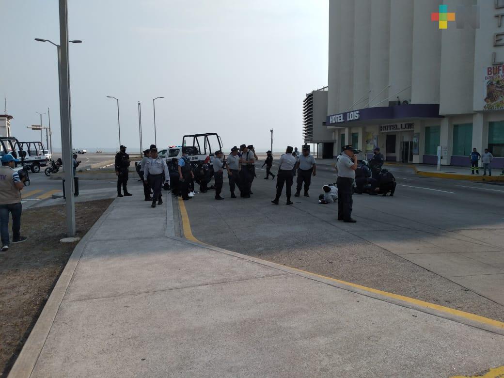 Elementos de la Policía Auxiliar lesionados al caer de patrulla, en Veracruz