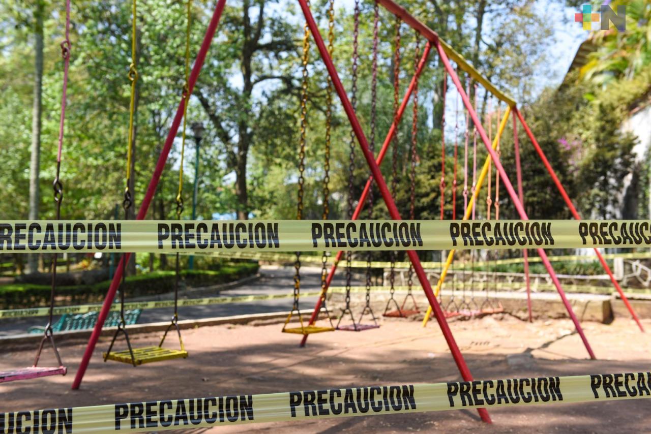 Parques de Xalapa permanecen cerrados y juegos infantiles acordonados