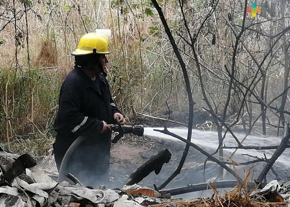 Bomberos controlan incendio de basurero clandestino en Veracruz puerto