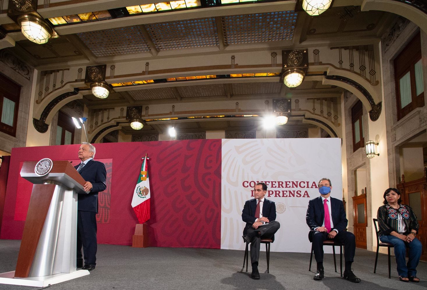 Estudiantes de preparatoria ya podrán cobrar becas Benito Juárez con tarjeta bancaria, anuncia presidente