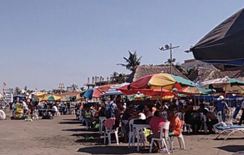 Pese a semáforo rojo, turistas acuden a playas de Veracruz