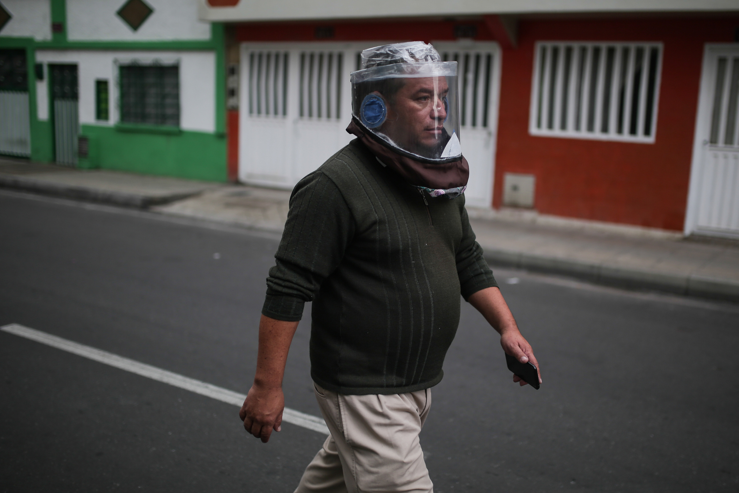 OMS pide usar máscaras faciales donde COVID-19 se extiende