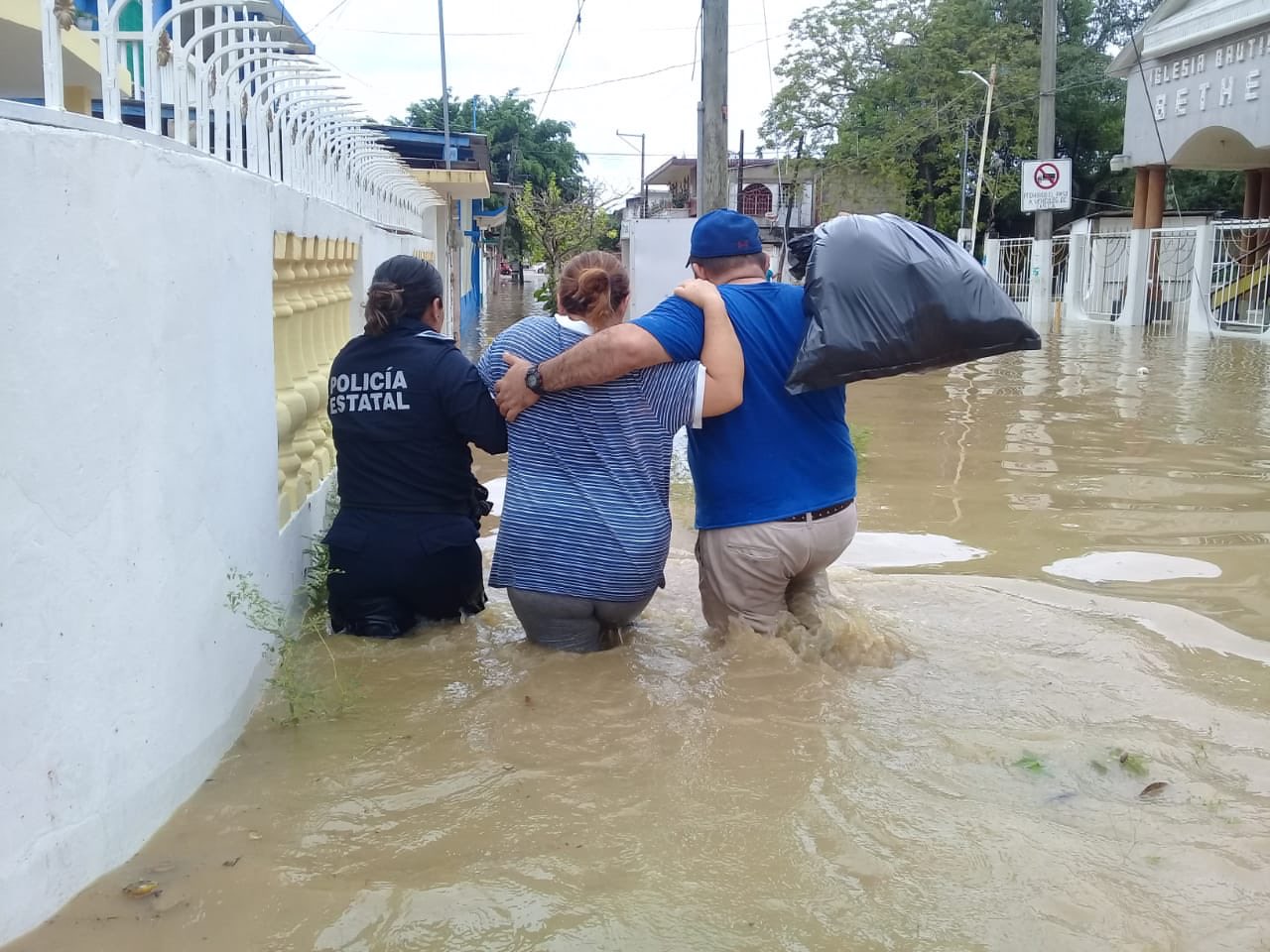 Ante inundaciones implementó la SSP Plan Tajín en Agua Dulce
