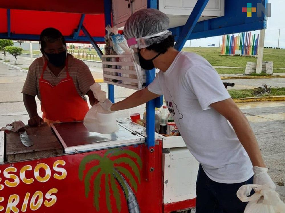 Agrupación reparte plato de comida a vendedores ambulantes de Coatzacoalcos