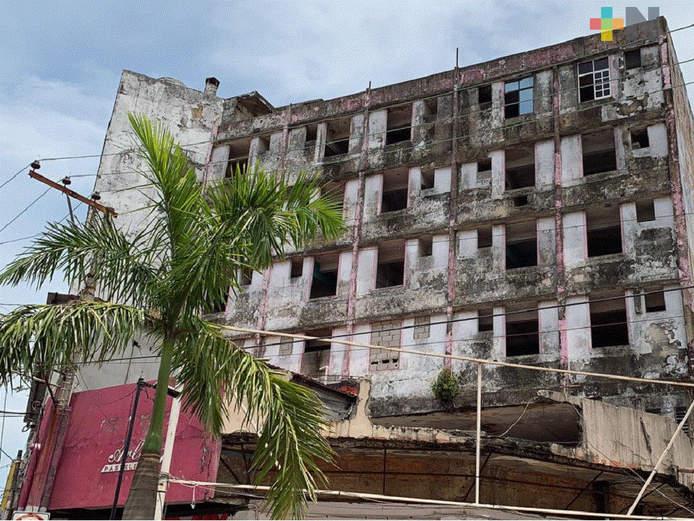 Ante riesgo de colapso, PC de Minatitlán acordona hotel que dejó de funcionar hace varios años