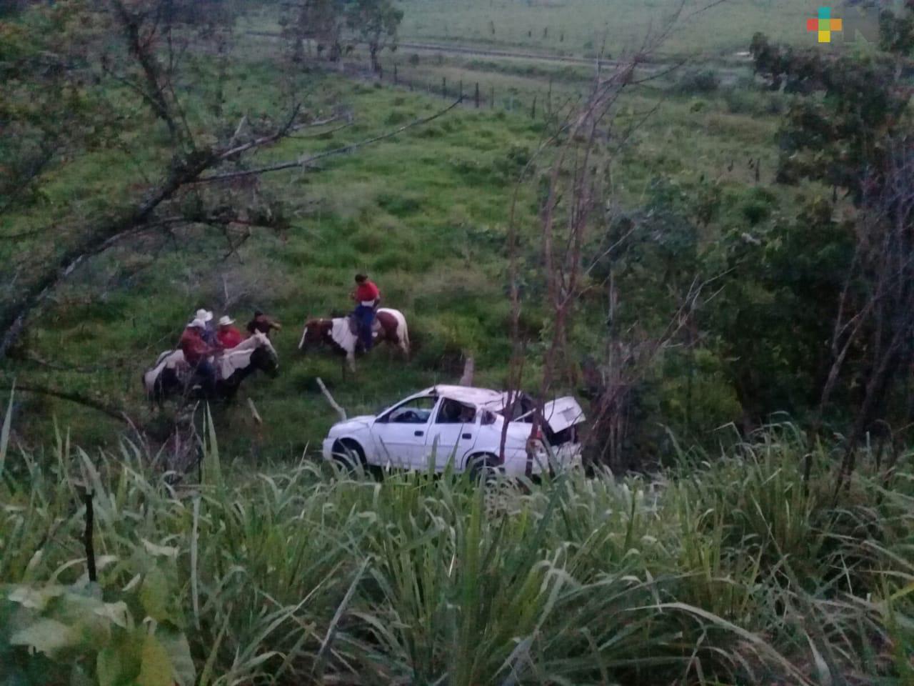 Automóvil cayó a un barranco en Coatzacoalcos