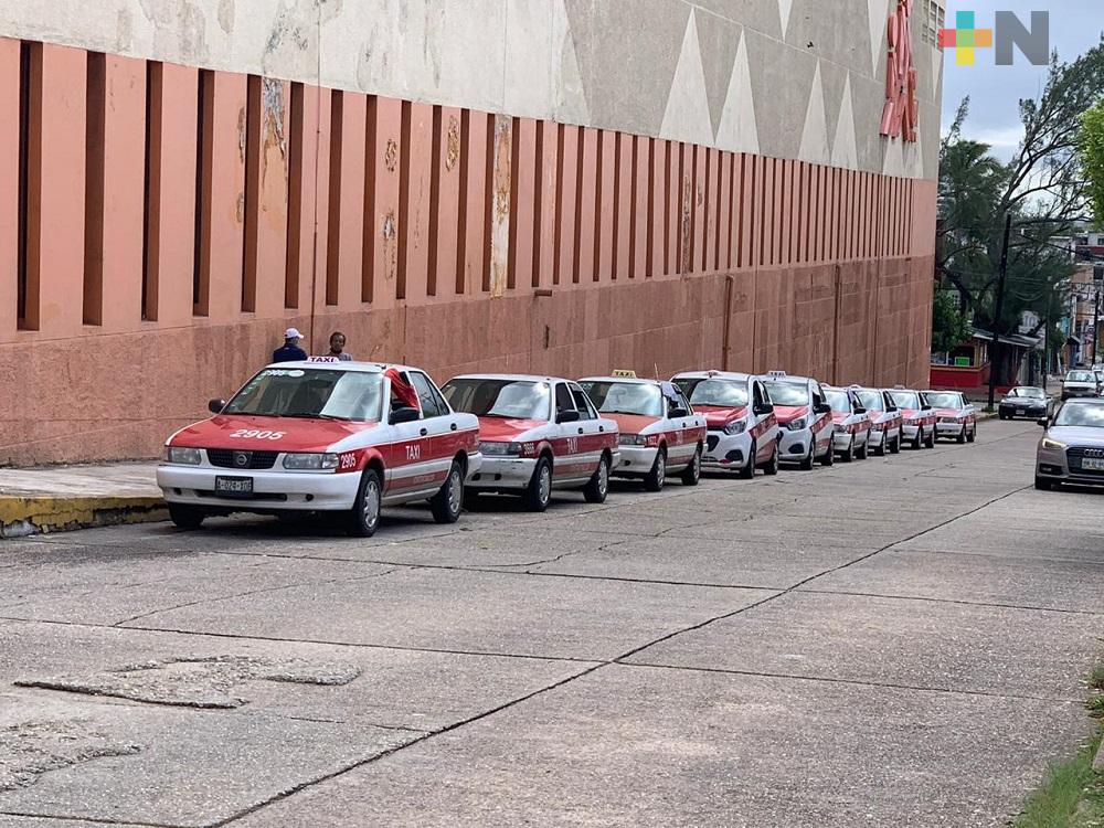 Autoridades de Coatzacoalcos piden a ciudadanos usar taxis que garanticen medidas sanitarias
