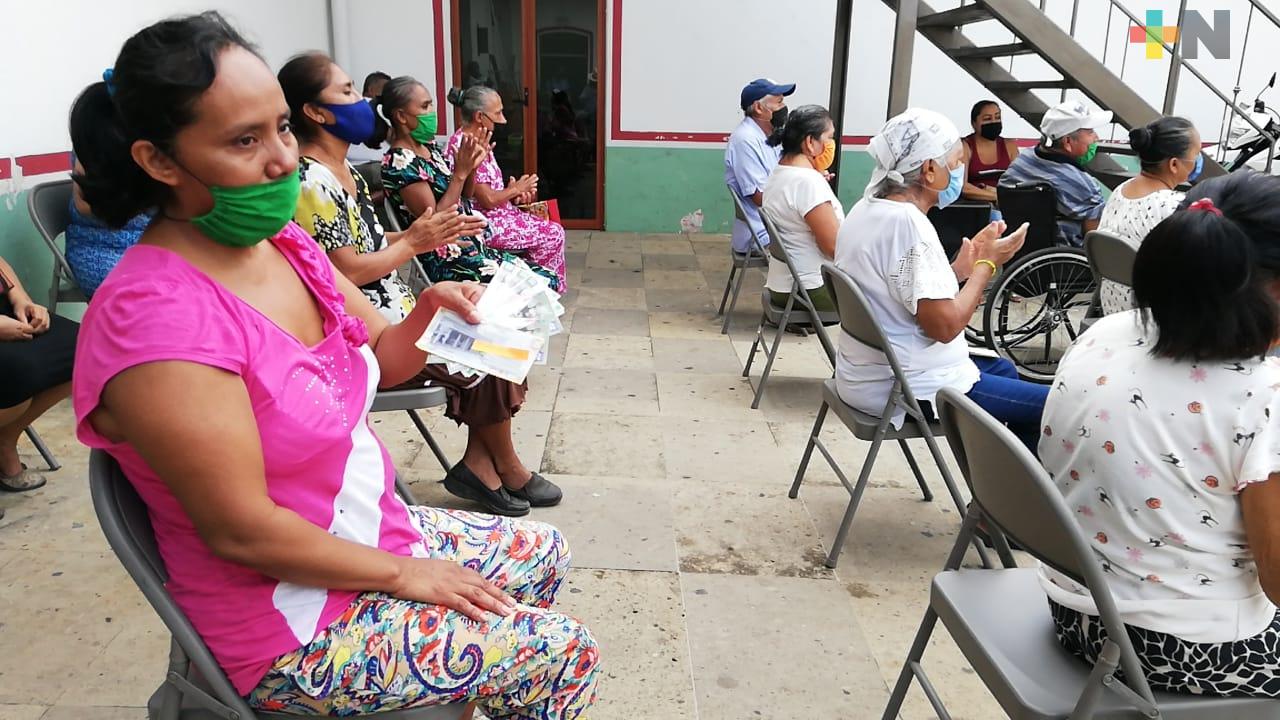 Ayuntamiento de Omealca entrega billetes-vales para adquirir productos de la canasta básica