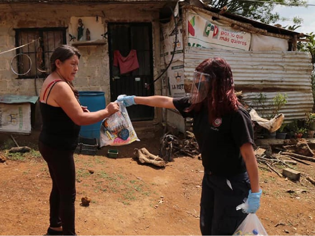 Bomberos de Xalapa entrega despensas a familias vulnerables, continúan recibiendo apoyos