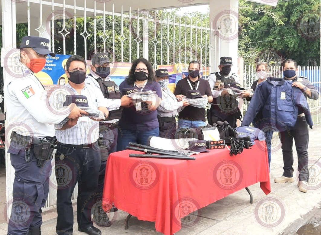 Reciben policías del IPAX uniformes, en zona Volcán