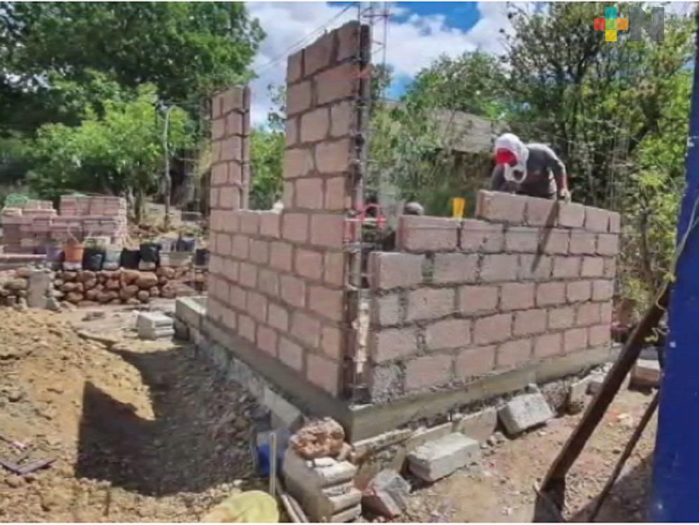 Cuartos dormitorio y rehabilitación de caminos, actividades para reactivar economía familiar en Huayacocotla